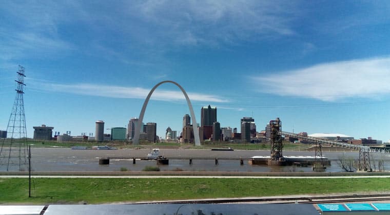 Blick auf den 192 Meter hohen Gateway Arch im Gateway Arch National Park in St. Louis in den USA.