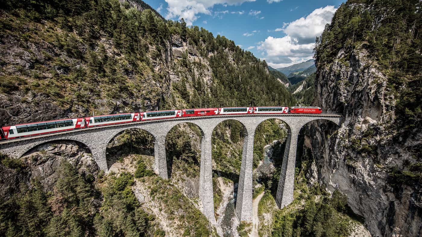 Hier fährt der Glacier Express über die Landwasserviadukt (©Swiss Image)