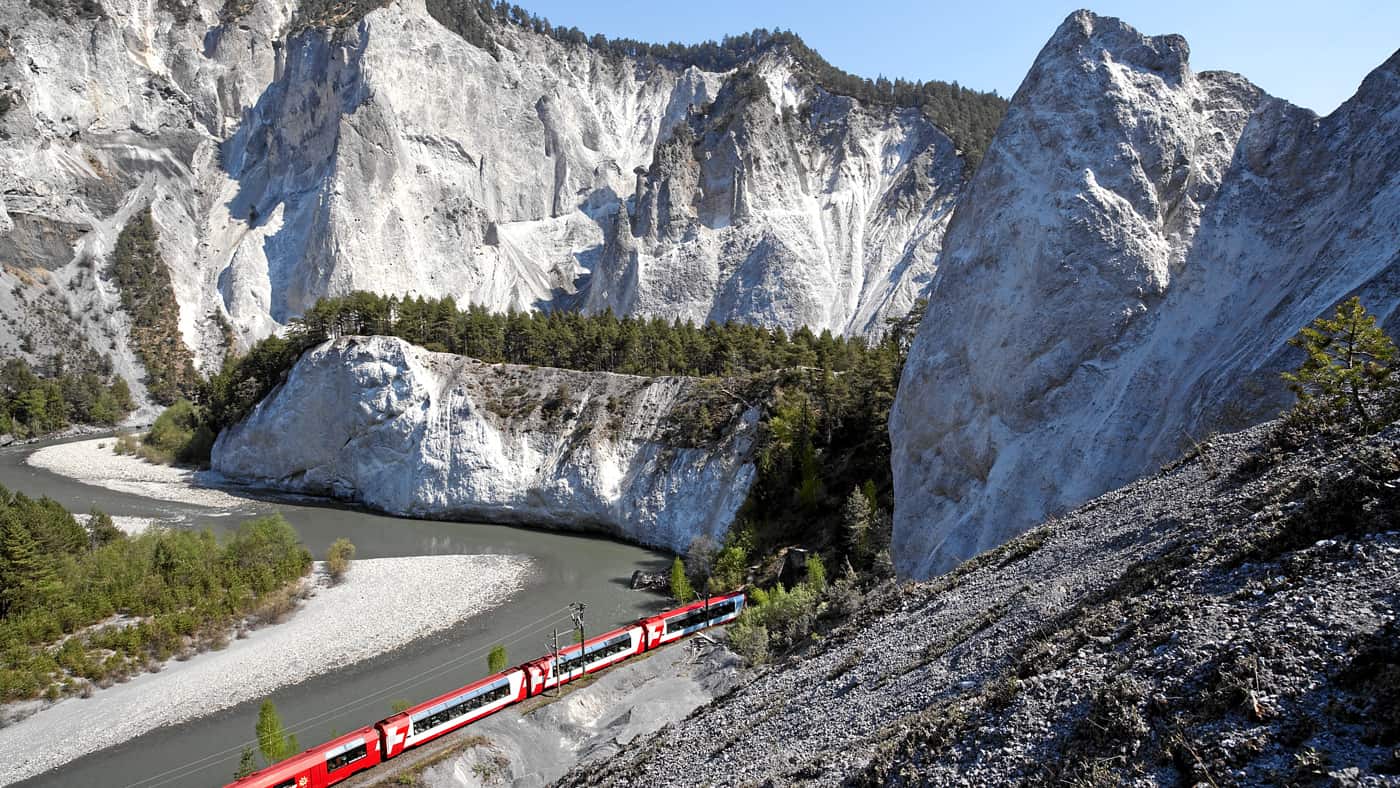 Glacier Express im Rheintal (© Swiss Image)