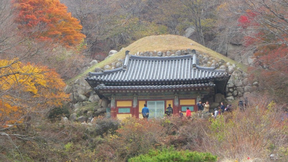 Die künstlich erbaute Seokguram-Grotte beherbergt eine 3,5 m große Buddha-Statue, die auf einem Lotosthron seine Besucher empfängt.