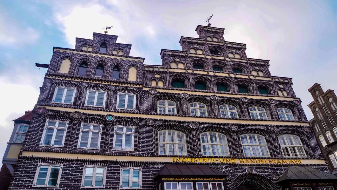 Beeindruckende Fassade der IHK Lüneburg