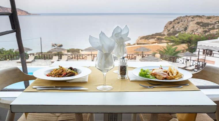 Tisch mit Essen im Restaurant des Hotels Aegean Village auf der Insel Karpathos.