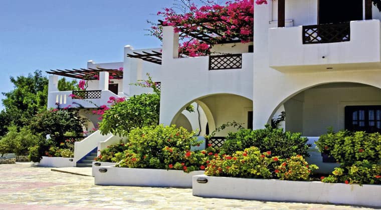 Blick auf die Außenanlage des Amoopi Bay Hotels.