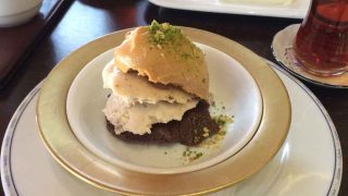 Leckeres Tavuk Gögsü Dessert im Mado Cafe