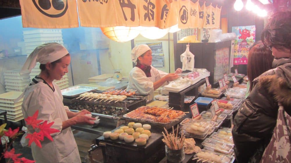 In Kyotos Geisha-Viertel Gion trifft man nicht nur auf Frauen im traditionellen Geisha-Gewand, auch die zahlreichen Garküchen lassen das Herz höher schlagen.