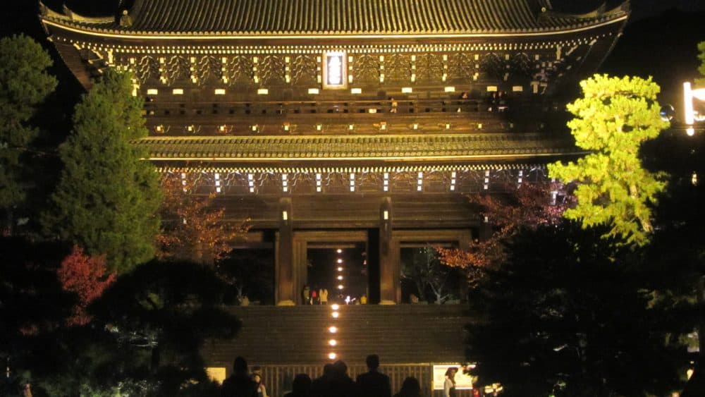 Auch am späten Abend ziehen die hell erleuchteten Tempel und Schreine noch die begeisterten Touristen an.