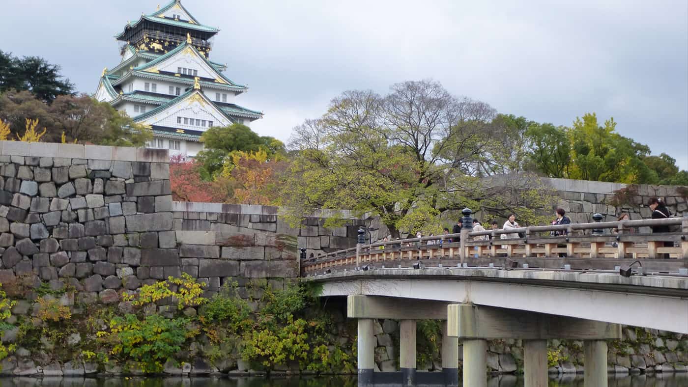 Die ikonische Burg Osaka-Jo ist das zentrale Herzstück der Stadt.