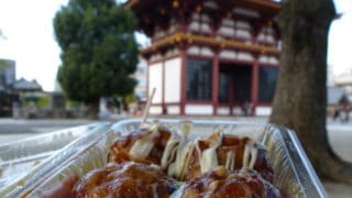 Tako-yaki ist einer der beliebtesten Snacks in Japan. In die pflaumengroßen Teigkugeln wird ein Stück Oktopus eingebacken und mit ordentlich Soße übergossen. Guten Appetit!