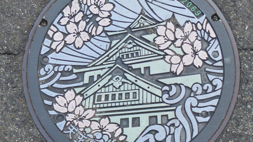 Selbst die Gullideckel werden in Osaka bunt und aufwändig verziert.