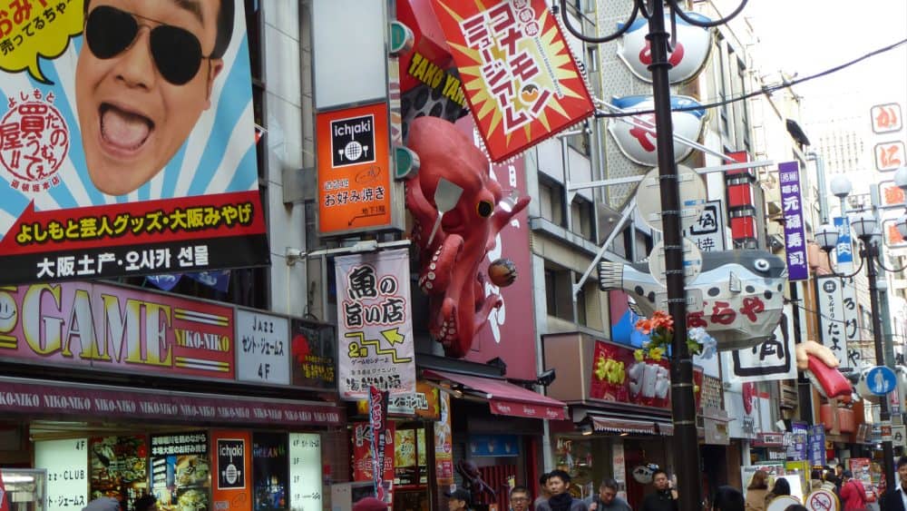 In der EInkaufsstraße Dotombori kann man allerhand Souvenirs abseits des Touristen-Nepps erstehen. Alleine die bunten Geschäfte sind echte Hingucker!