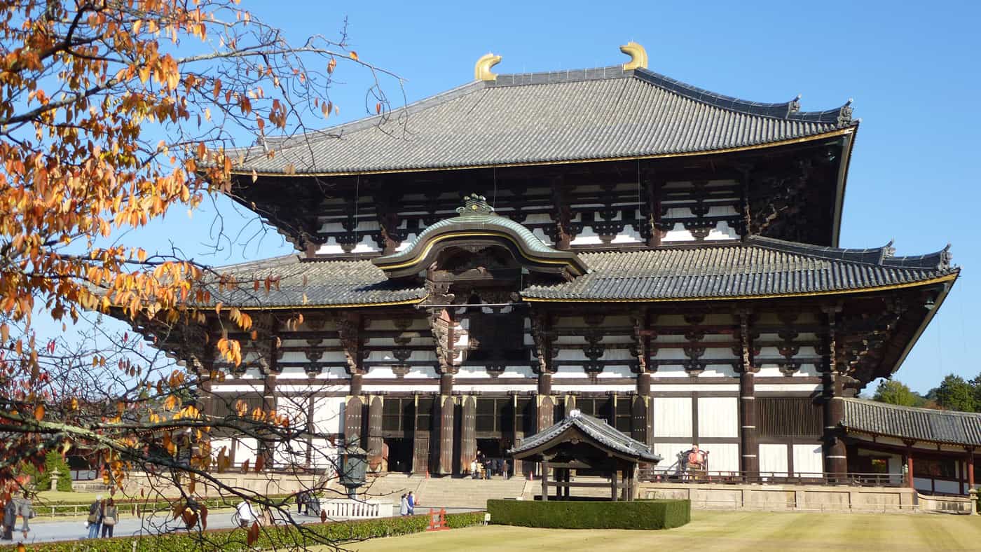 Der Todai-ji Tempel in Nara besteht ausschließlich aus Holz und beherbergt die größte buddhistische Bronzestatue der Welt.