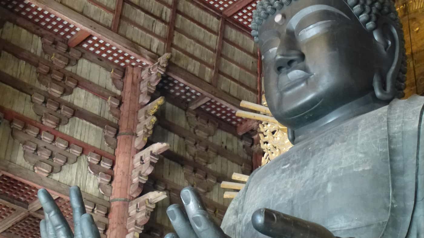Der große Buddha im Inneren des Tempels ist 15 m hoch, 452 t schwer - den klaut so schnell keiner!