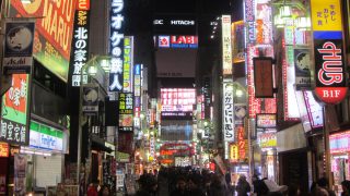 Im Rotlichtviertel Shinjuku Kabukicho blinken einem von überall leuchtende Reklametafeln entgegen.