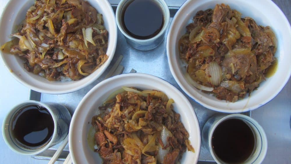 Zum Frühstück gibt es erstmal etwas Deftiges mit Tee - danach erkunden wir den Tsukiji Fischmarkt.