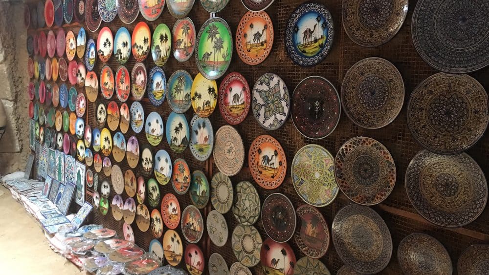 Diese orientalischen Teller schmücken ganz Djerba