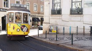 Eine alte Straßenbahn in Lissabon