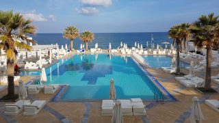 Blick auf den Pool im Grecotel Creta Palace