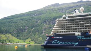 Die Mein Schiff 4 direkt an der Pier im Fjord