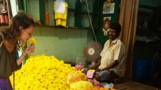 Einer der vielen Blumenhändler auf dem Markt von Pondicherry.