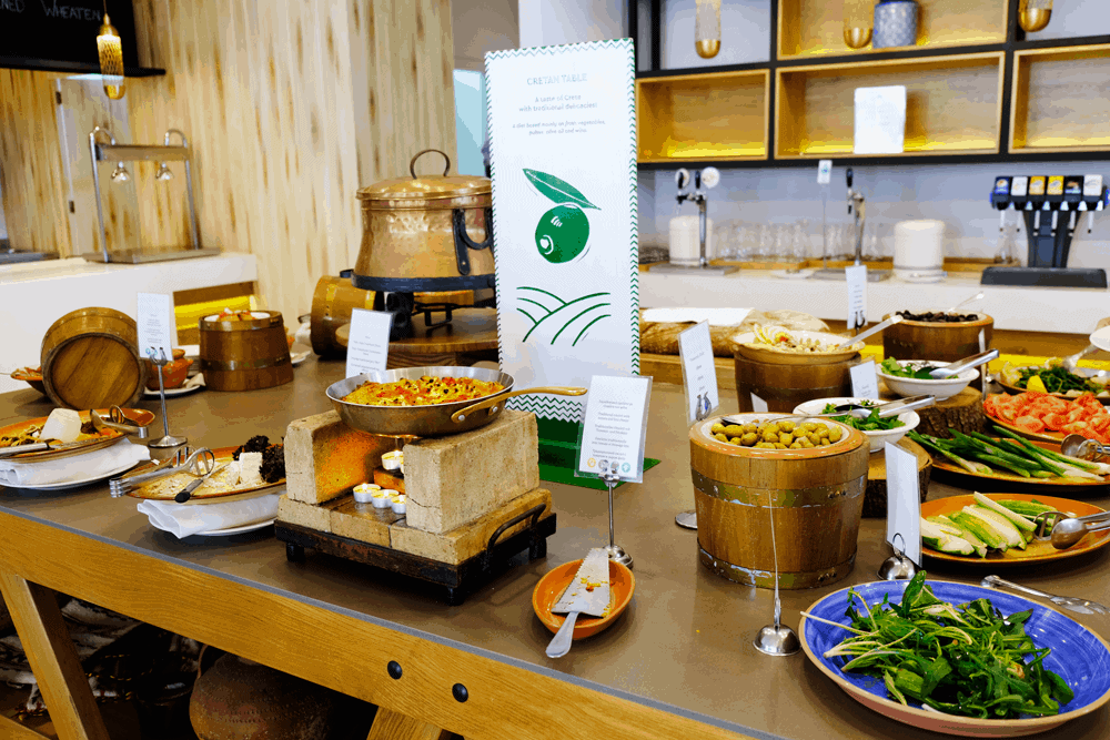 Einige Hotels auf Kreta besinnen sich bewusst auf das traditionelle Inselleben: Im Agapi Beach Resort gibt es Zimmer, die von lokalen Innenarchitekten unter Verwendung von regionalen Materialien eingerichtet wurden