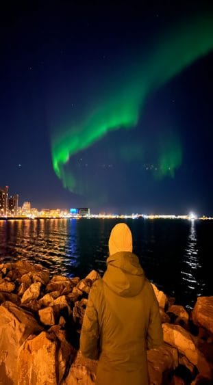 Polarlichter über der isländischen Hauptstadt Reykjavik.