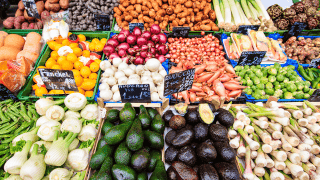 Die Obst- und Gemüsestände in der Markthalle Mercat de l’Olivar bietet eine reichhaltige Auswahl an saisonalen Früchten, Gemüse der Jahreszeiten als auch mallorquinischen Sorten.
