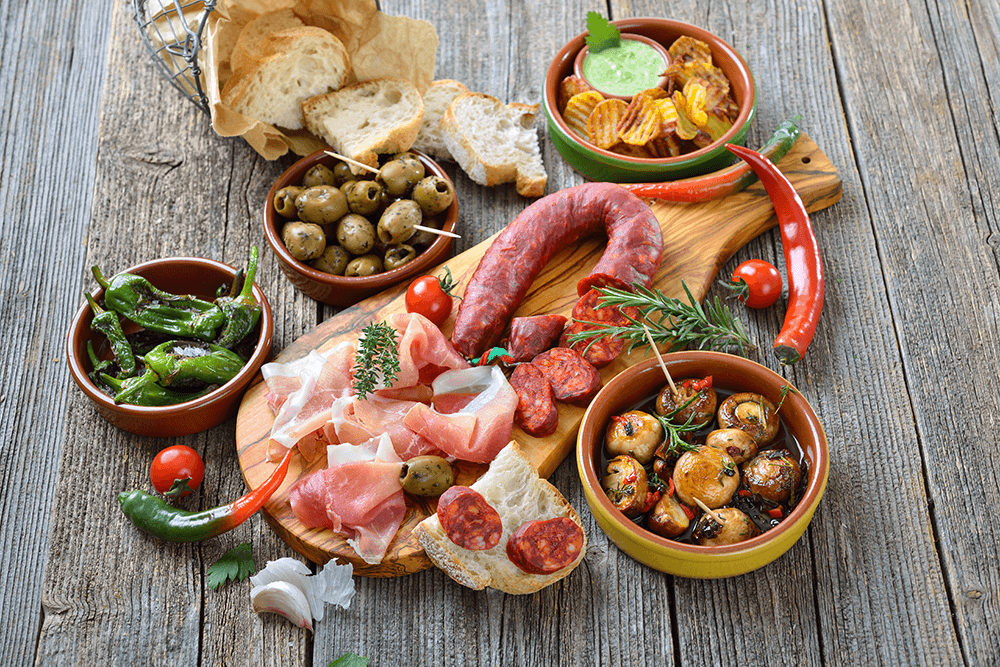 Typisch spanische Küche: Serrano-Schinken, Chorizo-Salami und andere Köstlichkeiten.