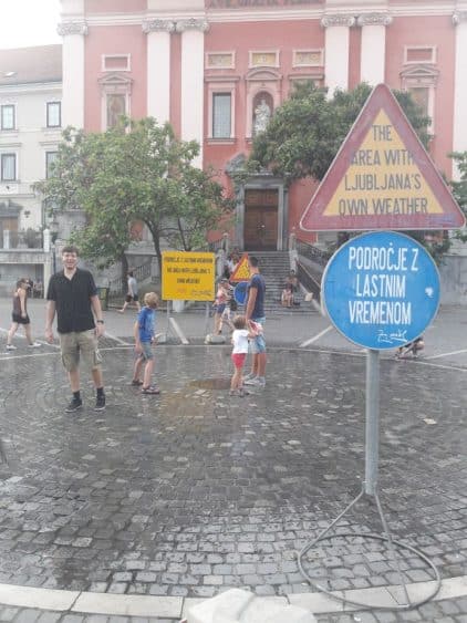 Prešerenplatz regen Franziskanerkirche