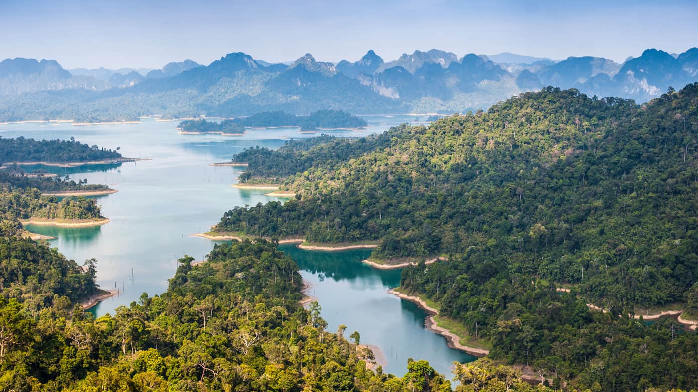 Blick auf den wunderschönen Ratchaprapha-Staudamm im Khao Sok Nationalpark