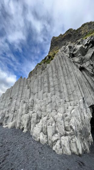 Ein beliebtes Fotomotiv der schwarze Sandstrand Reynisfjara mit seinen gewaltigen Basaltsäulen.