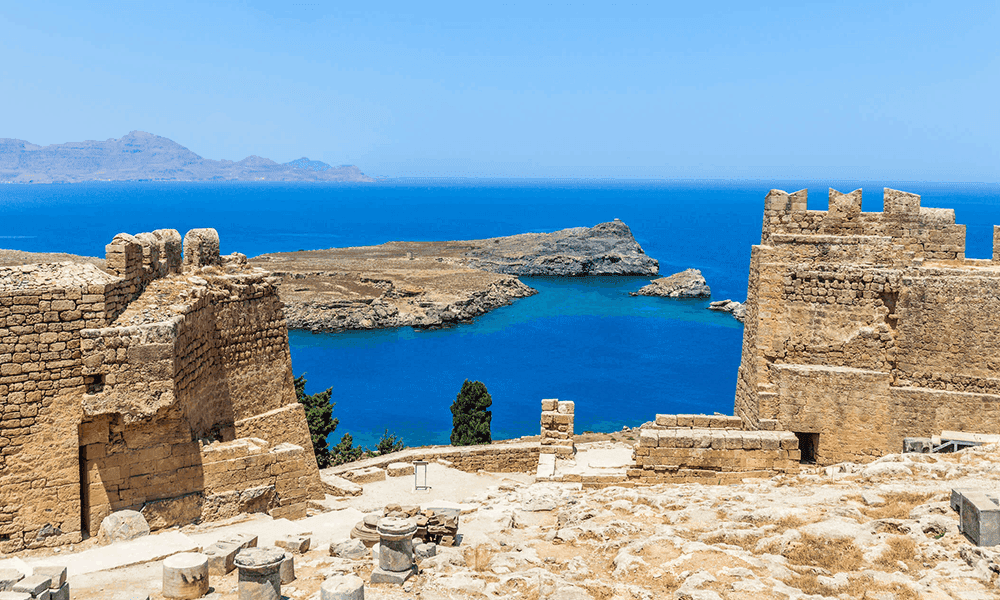 Du hast hier einen tollen Blick auf das schöne Lindos und das Meer, der zum Verweilen und Fotos schießen einlädt.