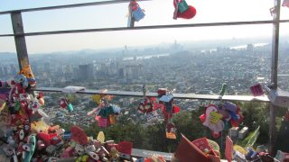 Die Aussichtsplattform vor dem N Seoul Tower ist ein beliebter Ort für junge Koreaner um ihre große Liebe kund zu tun.