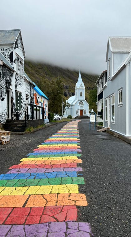 Kirche in Seydisfjödur, ein kleiner Ort im Osten Islands.