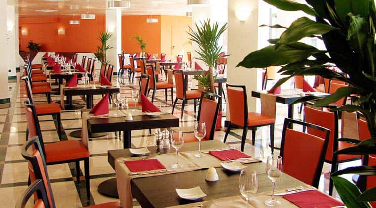Das modern eingerichtete Restaurant des Hotels Cefalu Sea Palace
