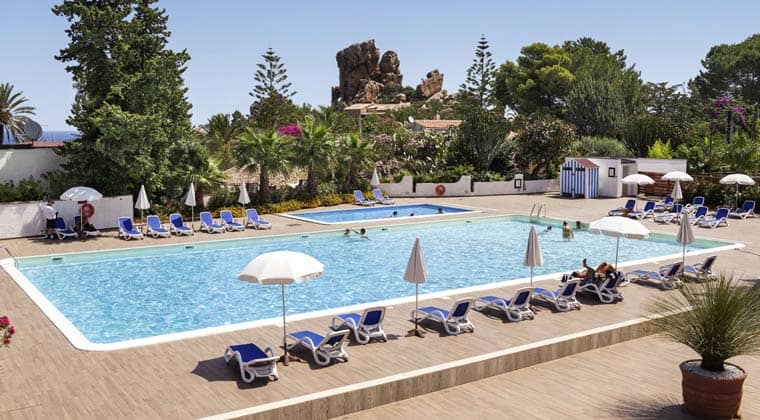 Umgeben von schöner Landschaft, der Pool im Hotel Kalura auf Sizilien.