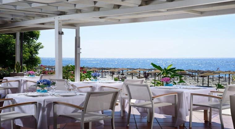 UNAHOTELS Naxos Beach Sicilia: draußen Speisen mit Blick aufs Meer.
