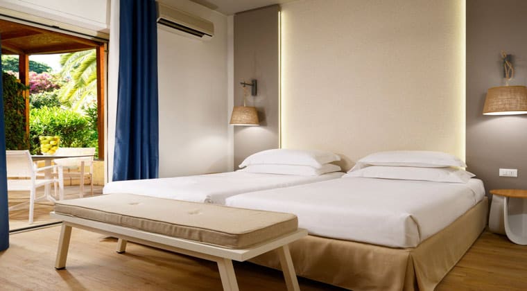 Modern eingerichtetes Zimmer i Hotel Almar Giardino di Costanza Resort