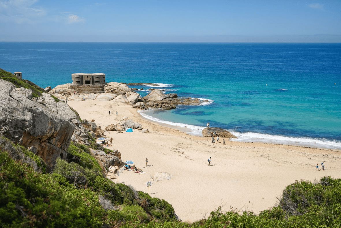 Das TUI SENSIMAR ist nur durch eine kleine Küstenstraße vom kilometerlangen Strand und den Dünen getrennt.