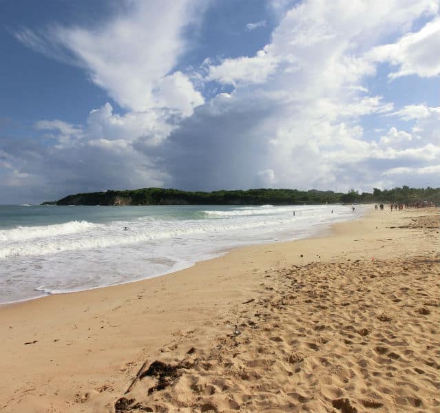 Weißer Strand mit Meer von links