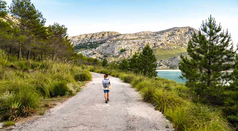 Frau beim Wandern in den Bergen