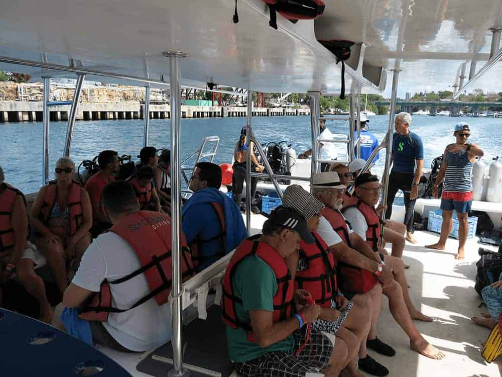 Touristen auf dem Boot.