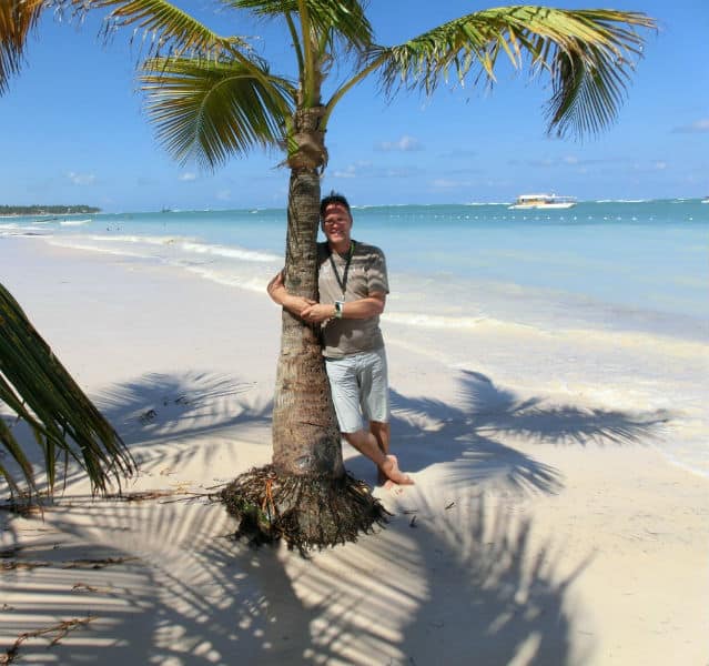 Autor Jörg Baldin unter einer Palme am Strand