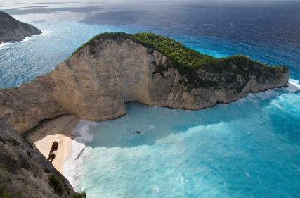 Am Ufer des Navagio Beaches auf Zakynthos befindet sich das berühmte Wrack