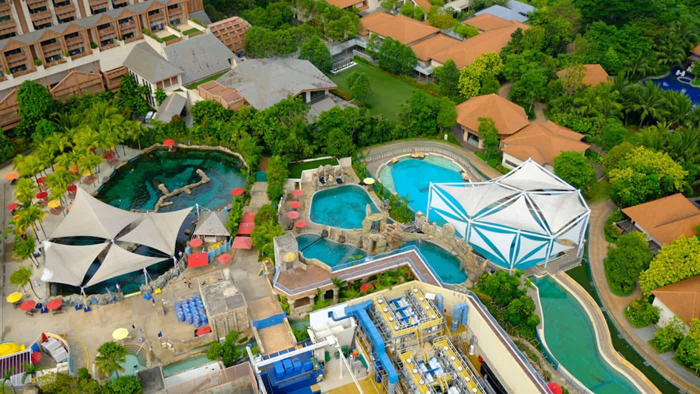 Blick aus der Vogelperspektive auf den Adventure Park auf Sentosa Island, Singapur, Südostasien