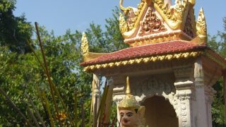 In den kleinen Ahnenschreinen am Wat Phnom werden rund um die Uhr Räucherstäbchen abgebrannt