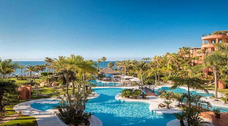 Großer Poolbereich im Beach Club im Hotel Kempinski Hotel Bahia Marbella-Estepona