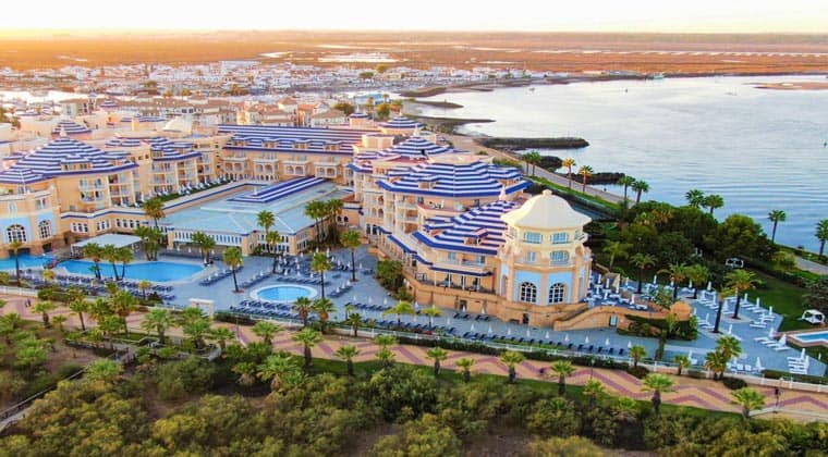 Das vier-Sterne-Hotel Melia Atlantico Isla Canela in Isla Canela, liegt direkt am kilometerlangen, naturbelassenen Sandstrand