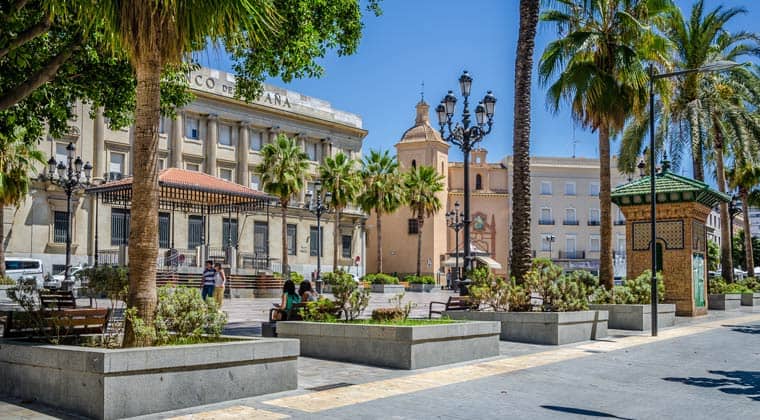 Die charmante Provinzhauptstadt Huleva mit ihren beeindruckenden Gebäuden, Andalusien