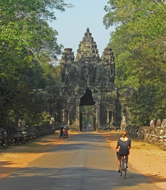 Mit dem Fahrrad durchqueren wir das westliche Angkor Thom Tor