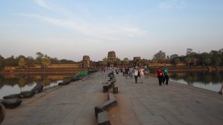 Morgens strömen die Touristen zum Angkor Wat um die Sonne über dem Tempel aufgehen zu sehen